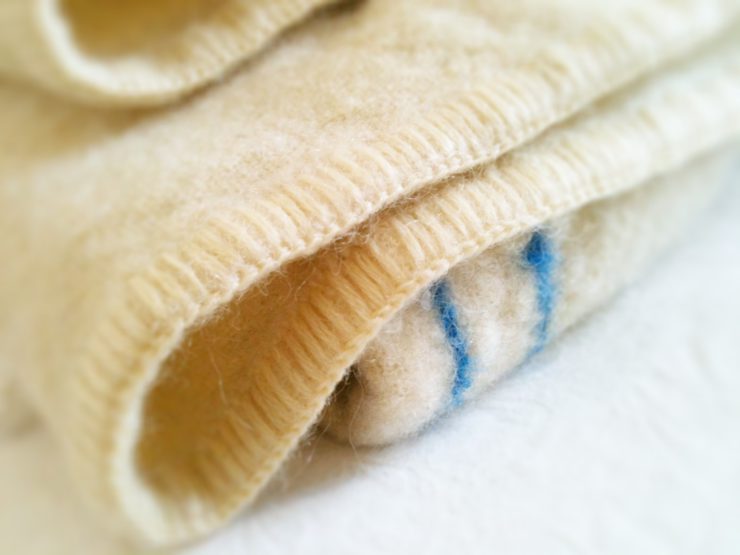 Одеяло из шерсти: плюсы и минусы, обзор всех характеристик, фото, новинки, производители